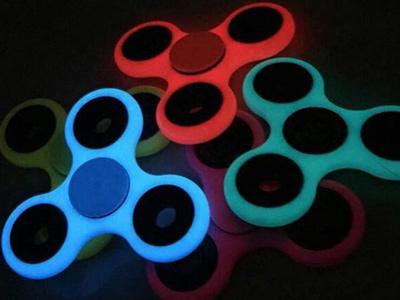 Glow In the Dark Tri Spinners - WholesaleVapor.com